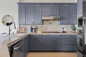 Microwave, oven, stovetop, dishwasher - Spicewood Social-Pickleball, Heated Pool, Golf Sim, Lake Travis panoramic views (Spicewood)