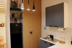 Réfrigérateur, micro-ondes, four, plaque de cuisson