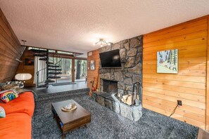 Smart TV, fireplace - The Mod Lodge, Retro Sunriver Cabin Vibes! (Sunriver)