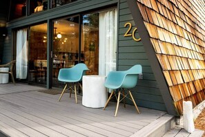 Terrace/patio - The Mod Lodge, Retro Sunriver Cabin Vibes! (Sunriver)