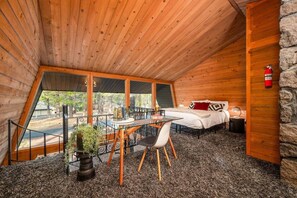 3 bedrooms, free WiFi, bed sheets - The Mod Lodge, Retro Sunriver Cabin Vibes! (Sunriver)