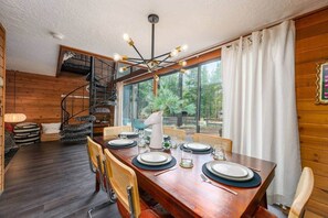 Dining - The Mod Lodge, Retro Sunriver Cabin Vibes! (Sunriver)