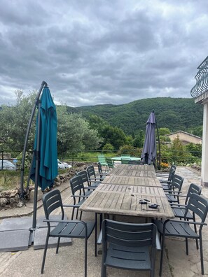 Outdoor dining - La casa di Nonno (Le Poujol-sur-Orb)