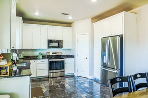 Een magnetron, een oven, een kookplaat, een vaatwasser