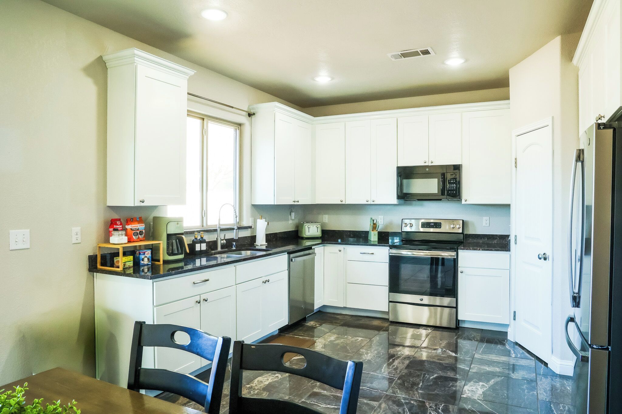 Een magnetron, een oven, een kookplaat, een vaatwasser