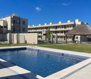 Outdoor pool - Pleasant 2-bedroom apartment with AC in Playa del Carmen (Playa del Carmen)