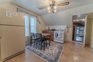 Fridge, microwave, oven, stovetop - 5 Min from University of Wisconsin – Oshkosh (Oshkosh)