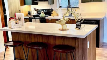 Kylskåp, mikrovågsugn, ugn och spishäll