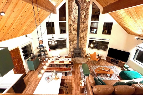 Smart TV, tavolo da calcetto, tavolo da ping pong, libri