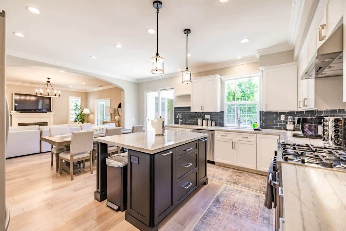 Geladeira, micro-ondas, fogão, cooktop