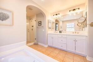 Shower, hair dryer, towels - Marbella Lane - Modern and Sophisticated Home (Irvine)