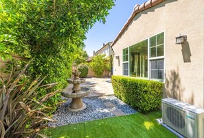 Property grounds - Marbella Lane - Modern and Sophisticated Home (Irvine)