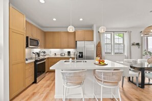 Fridge, microwave, oven, stovetop - Marbella Lane - Paradise Gem w breathtaking views (Waianae)