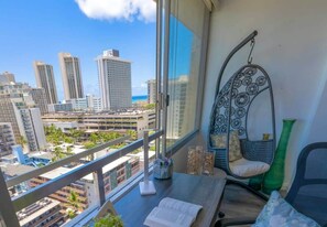 Interior - @ Marbella Lane - Vibrant and Refreshing Studio (Honolulu)