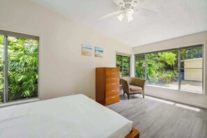 4 bedrooms, iron/ironing board, WiFi, bed sheets - @ Marbella Lane - Luminous Seascape | Ocean View (Kaneohe)