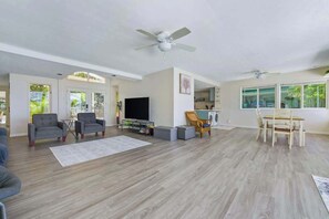 TV, video games, offices - @ Marbella Lane - Luminous Seascape | Ocean View (Kaneohe)