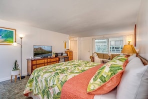 Tabla de planchar con plancha, wifi y ropa de cama