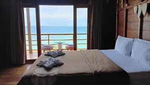 Bangalô luxo, vista para a praia | Escrivaninha, ferros/tábuas de passar roupa, Wi-Fi de cortesia