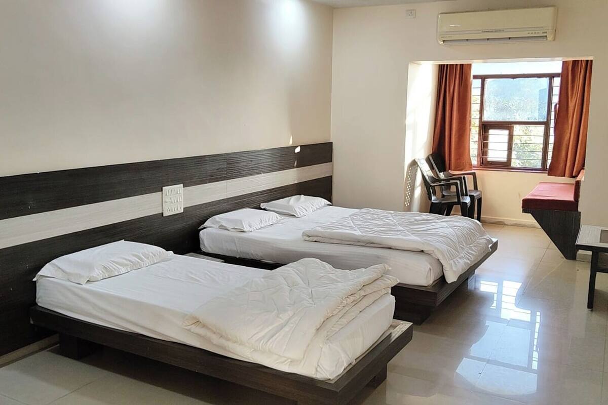 Habitación triple, Aire acondicionado | Wifi gratis y ropa de cama