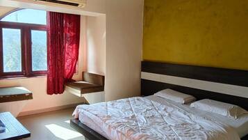 Deluxe Room, Air conditioning | Free WiFi, bed sheets