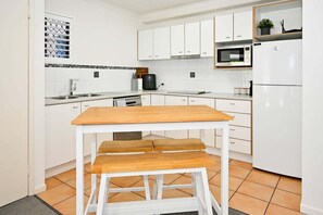 Private kitchen - Seaside Charm & Comfort - 1min to Beach (Sunshine Coast)