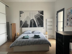 Room - On the road to the castles (Soussans)