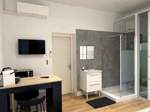 Bathroom - On the road to the castles (Soussans)