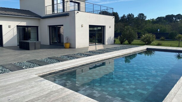 A modern two-story house with a swimming pool, large windows, and a well-maintained garden. - On the road to the castles (Soussans)