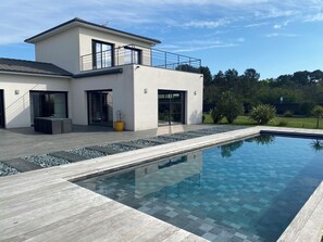 A modern two-story house with a swimming pool, large windows, and a well-maintained garden. - On the road to the castles (Soussans)
