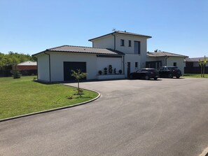 Exterior - On the road to the castles (Soussans)