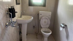 Habitació doble, vistes a la muntanya | Bany | Dutxa, articles de tocador gratuïts, tovalloles i sabó 