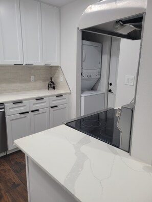 Fridge, microwave, oven, stovetop - Newly renovated home near TMC, Downtown, UH, TSU available for short term rental (Houston)