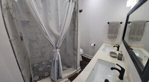 Dusche, Haartrockner, Handtücher, Seife