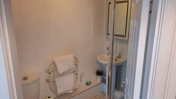 Habitación familiar, vista a la ciudad | Baño | Amenidades de baño gratuitas, secadora de cabello, toallas