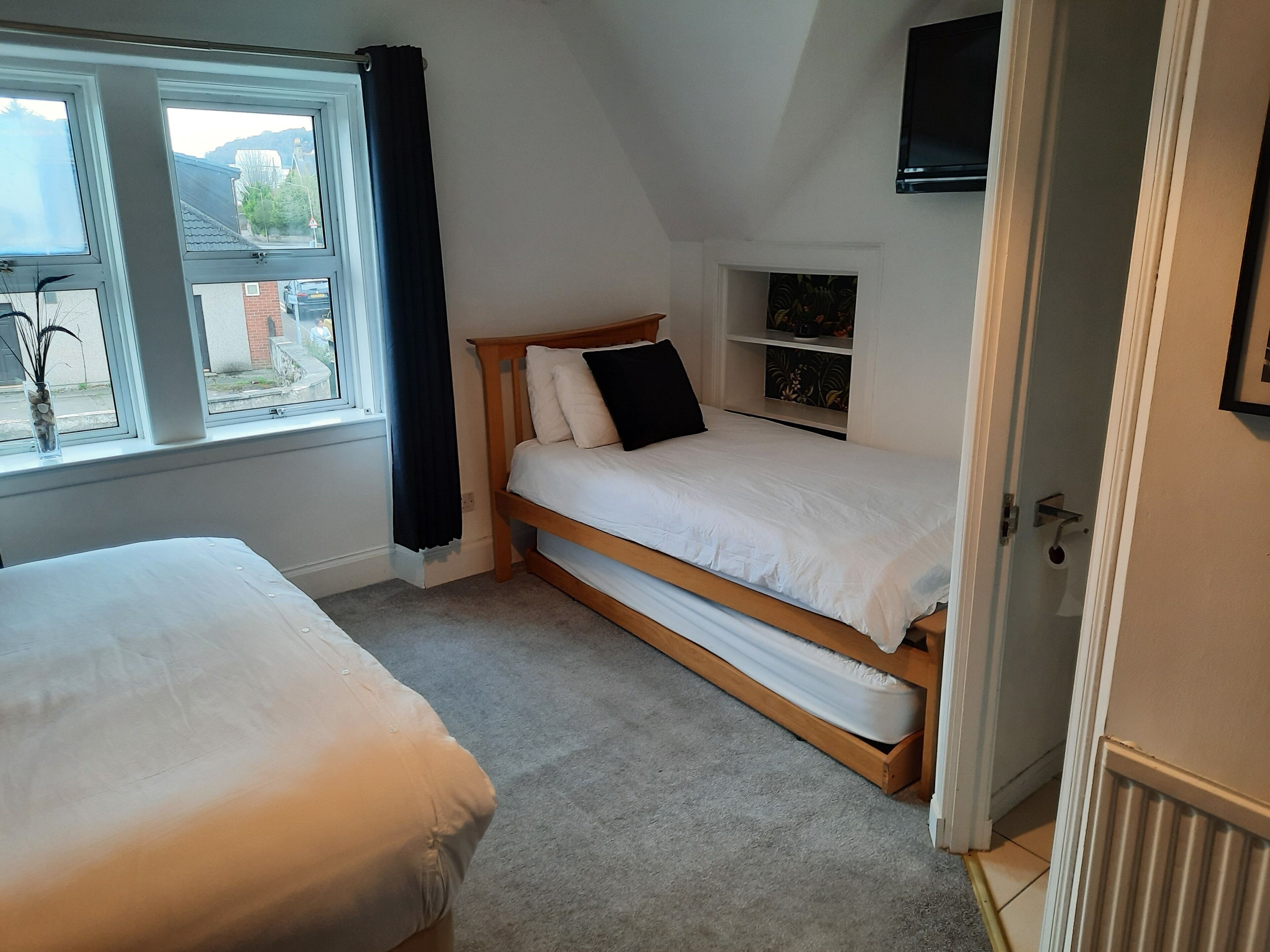 Family Room, City View | Desk, free WiFi