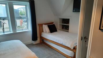 Family Room, City View | Desk, free WiFi