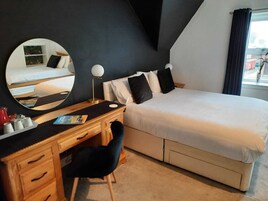 Habitación familiar, vistas a la ciudad | Escritorio y wifi gratis
