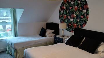 Chambre Familiale, vue ville | Bureau, Wi-Fi gratuit