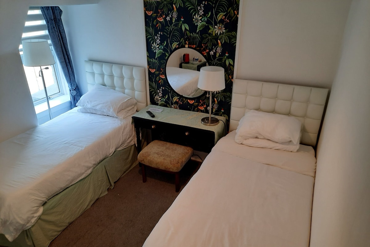 Twin Room, Courtyard View | Desk, WiFi (free)