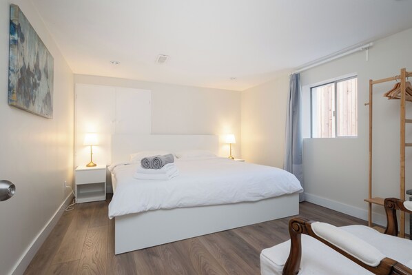 Tabla de planchar con plancha, wifi y ropa de cama 