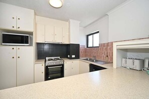 Fridge, microwave, oven, stovetop - Banyandah Riverside Retreat (Sunshine Coast)
