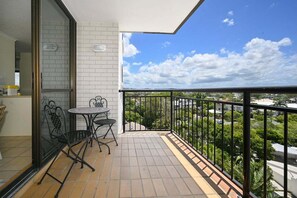 Outdoor dining - Banyandah Riverside Retreat (Sunshine Coast)