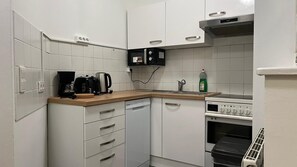 Căn hộ cơ bản | Bếp riêng | Tủ lạnh, lò vi sóng, lò nướng, bếp nấu