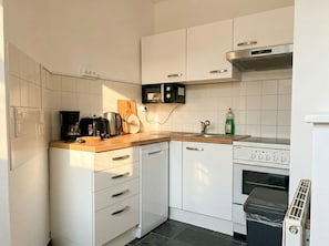 Basic Apartment | Private kitchen - Lovely 3BR Apt With Balcony Rennweg (Vienna)
