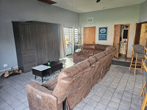 Smart TV - The brief escape with saltwater pool and working fireplaces. (Lynwood)
