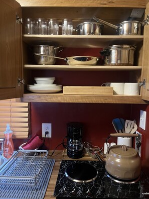 Een microgolfoven, een kookplaat