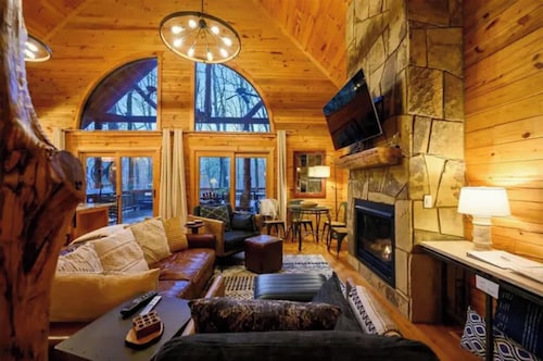 Broken Bow Retreat - Hot tub, game room, loft, fire pit!