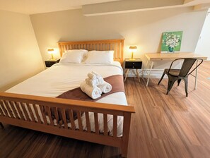 3 makuuhuonetta, työpöytä, silitysrauta/-lauta, vauvan matkasänky