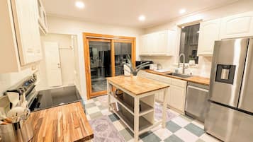 Køleskab, mikrobølgeovn, ovn, kogeplade