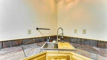 Réfrigérateur, micro-ondes, cafetière/bouilloire, grille-pain